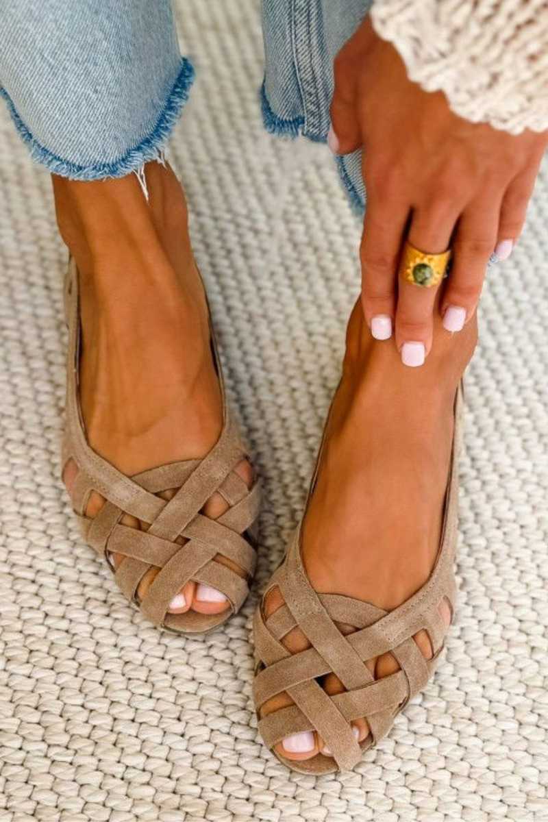 Sandalias bajas informales de puntera abierta, trenzadas y con tiras cruzadas