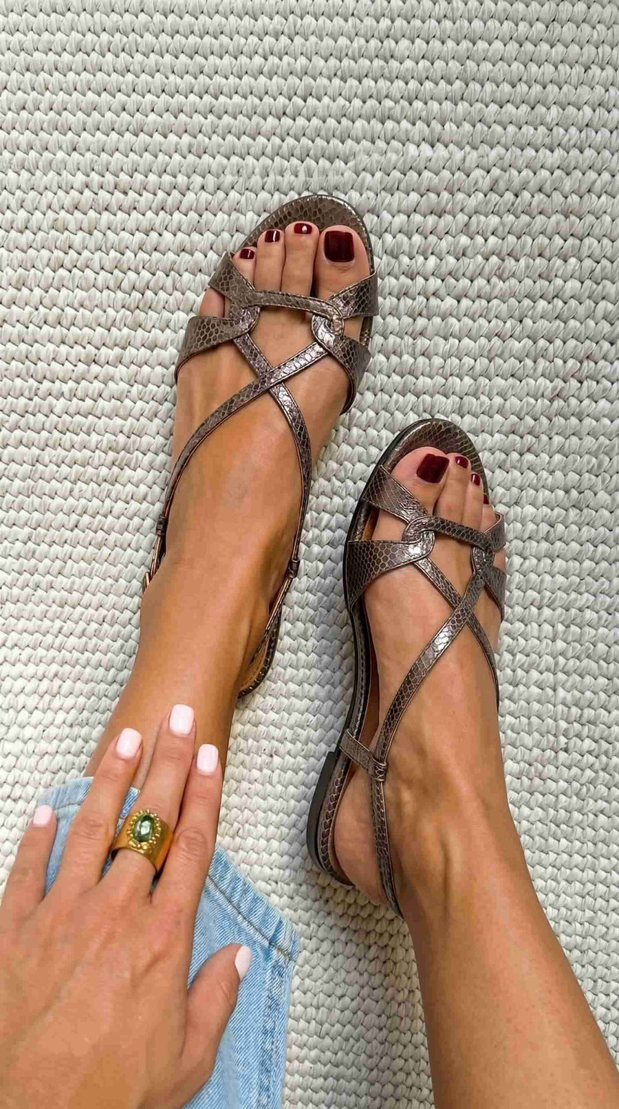 Sandalias bajas tipo slingback con efecto serpiente, color bronce y punta abierta