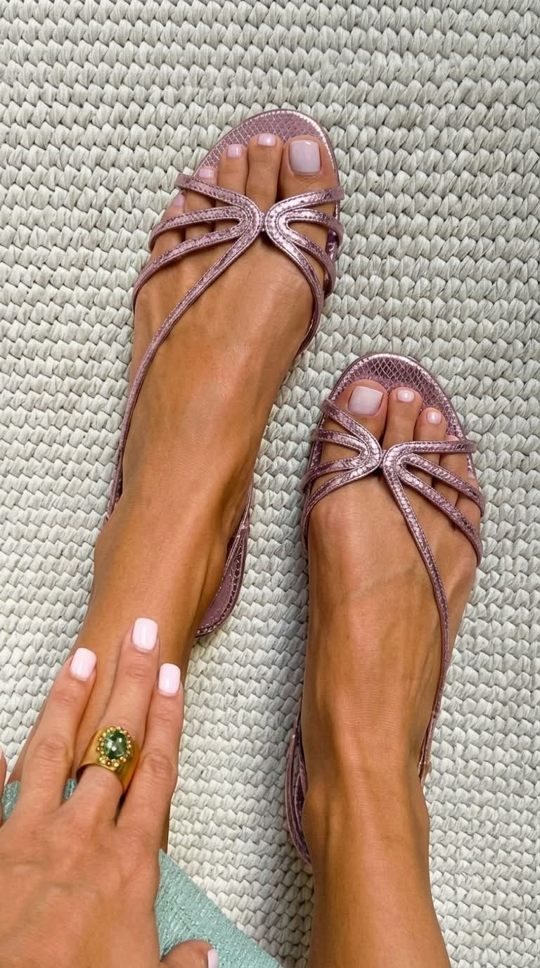 Sandalias metalizadas con efecto serpiente y tiras