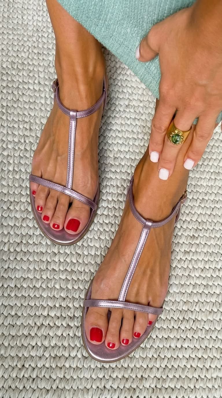 Sandalias bajas metalizadas de verano con tira en forma de T
