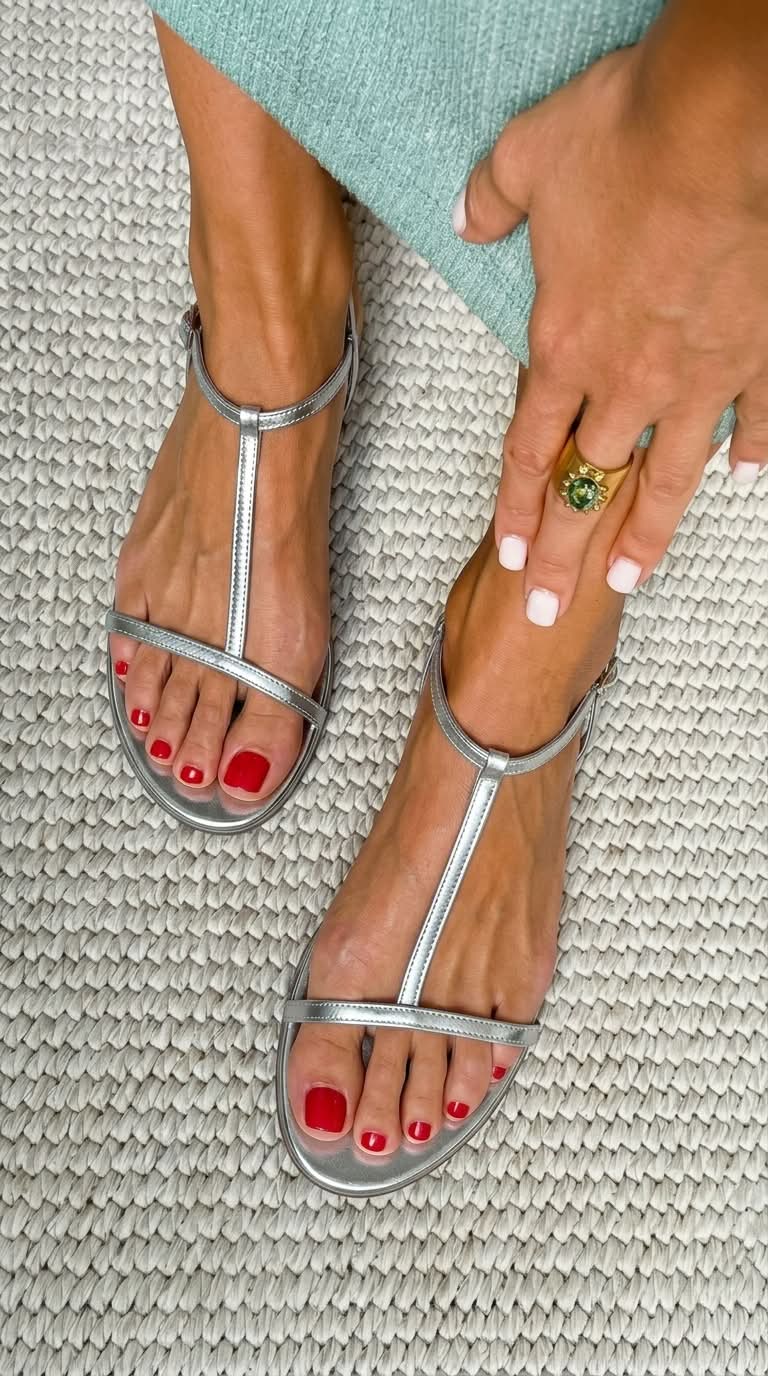 Sandalias bajas metalizadas de verano con tira en forma de T