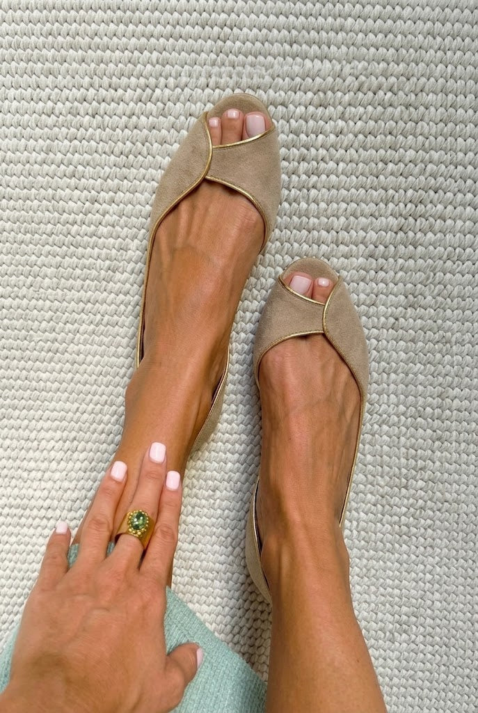 Bailarinas de punta abierta estilo d'Orsay, de ante, en color beige y dorado