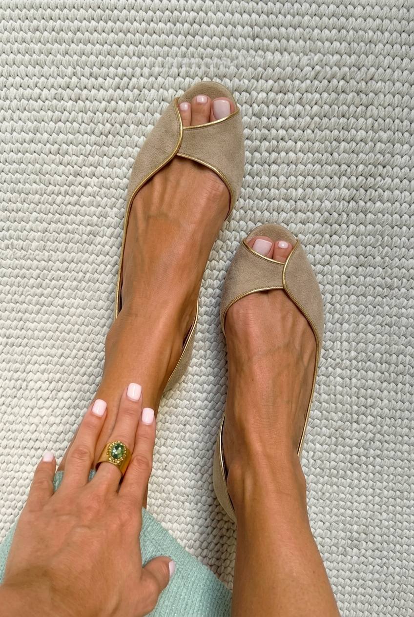 Bailarinas de punta abierta estilo d'Orsay, de ante, en color beige y dorado